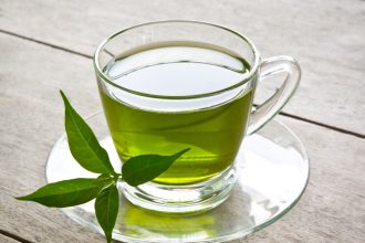 Ilustrasi minuman teh hijau. (Freepik/zirconicusso)