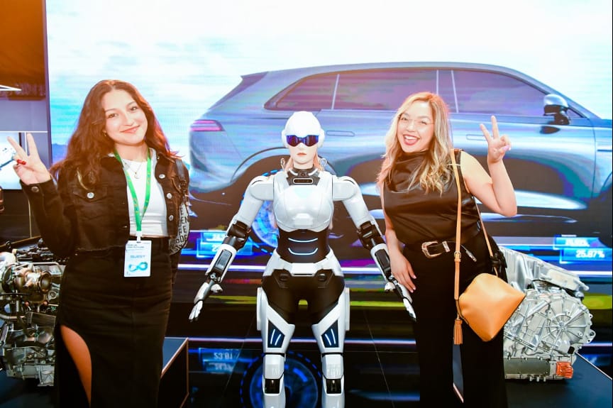 Foto: Robot AiMOGA Tampil Memukau Sebagai Asisten Cerdas di Chery 4S Store Malaysia. (Dok. Chery Indonesia)