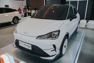 Teks foto: Salah satu produk mobil listrik buatan Neta yakni Neta V-II, tawarkan program menarik calon pembeli. (Dok. Neta Auto Indonesia)