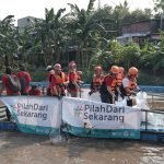 Teks foto: Yayasan Wings menggelar aksi bersih di Kali Ciliwung, Jakarta dalam rangka memperingati hari bumi bekerja sama dengan Dinas Lingkungan Hidup DKI Jakarta dan Waste4Change, Yayasan Wings Peduli. (Dok. Wings Peduli)