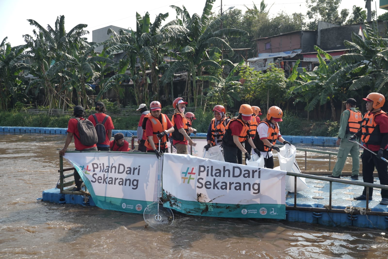 Teks foto: Yayasan Wings menggelar aksi bersih di Kali Ciliwung, Jakarta dalam rangka memperingati hari bumi bekerja sama dengan Dinas Lingkungan Hidup DKI Jakarta dan Waste4Change, Yayasan Wings Peduli. (Dok. Wings Peduli)