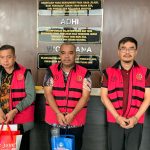 Teks foto: Jaksa Penyidik Kejaksaan Tinggi DKI Jakarta melimpahkan berkas tahap 2 tersangka dan barang bukti kasus korupsi Dinas Kebudayaan Pemprov DKI ke Kejari Jaksel. (Dok. Kejati DKI)