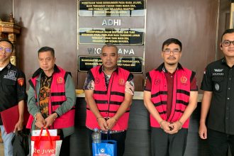 Teks foto: Jaksa Penyidik Kejaksaan Tinggi DKI Jakarta melimpahkan berkas tahap 2 tersangka dan barang bukti kasus korupsi Dinas Kebudayaan Pemprov DKI ke Kejari Jaksel. (Dok. Kejati DKI)