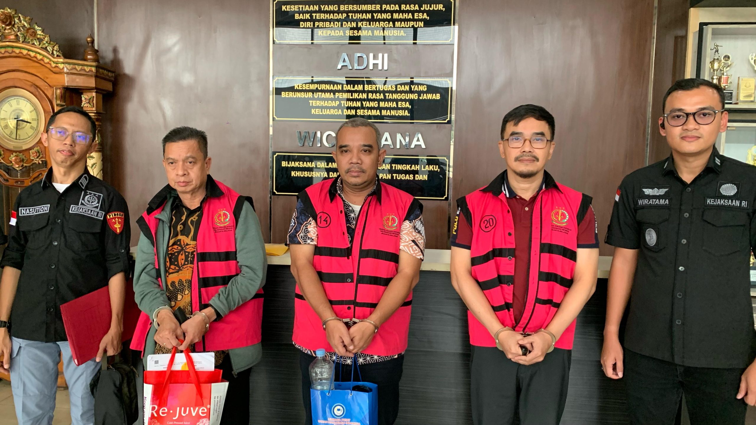 Teks foto: Jaksa Penyidik Kejaksaan Tinggi DKI Jakarta melimpahkan berkas tahap 2 tersangka dan barang bukti kasus korupsi Dinas Kebudayaan Pemprov DKI ke Kejari Jaksel. (Dok. Kejati DKI)