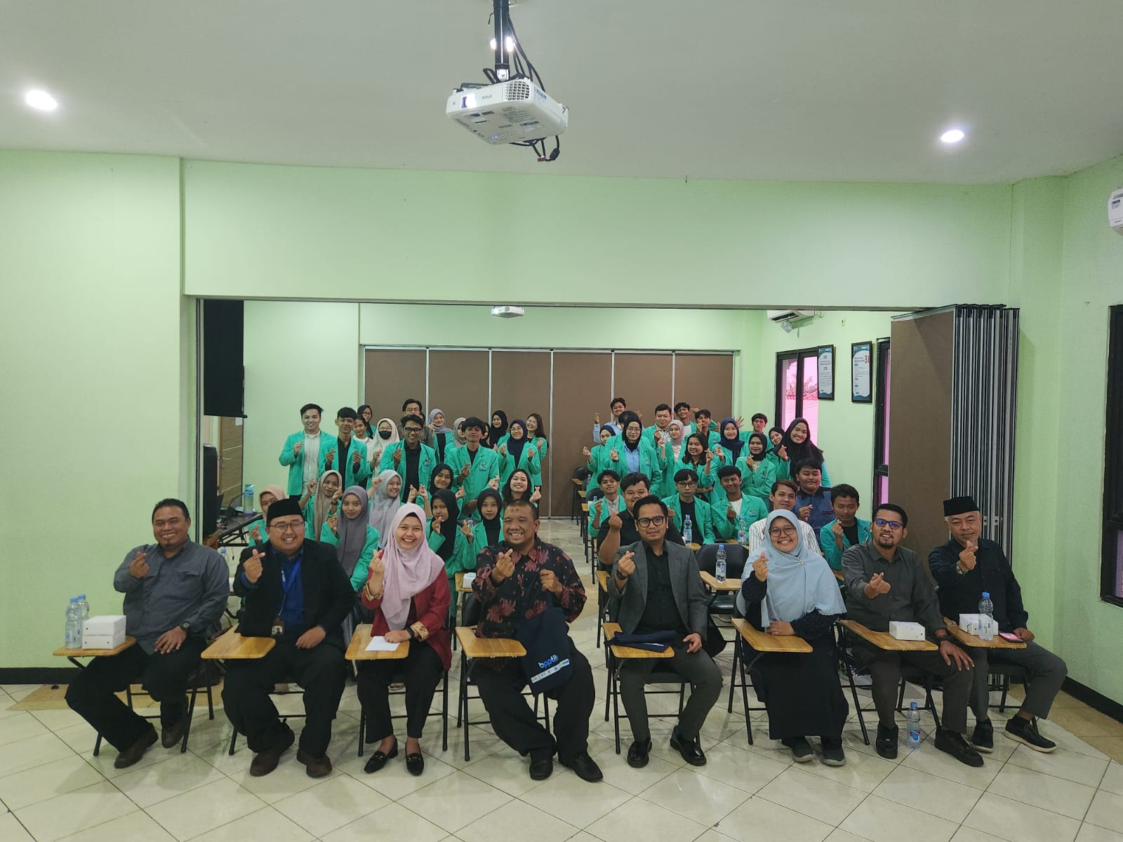 Teks Foto: Sebanyak 50 peserta mahasiswa, alumni, pelaku Usaha Mikro Kecil Menengah (UMKM) dan siswa-siswi Sekolah Menengah Kejuruan (SMK) mengiktui pelatihan Digital Enterprenuer Academy (DEA) oleh Institut STIAMI Kampus B Cikarang, Bekasi. (Istimewa)