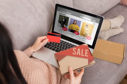 Ilustrasi belanja online di e-commerce. (Freepik)