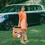 Teks foto: Andien bersama ID. BUZZ, menyanyikan lagu Bahagia di Ujung Jalan (New Buzz In Life). (Dok. Volkswagen Indonesia)