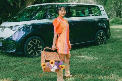 Teks foto: Andien bersama ID. BUZZ, menyanyikan lagu Bahagia di Ujung Jalan (New Buzz In Life). (Dok. Volkswagen Indonesia)