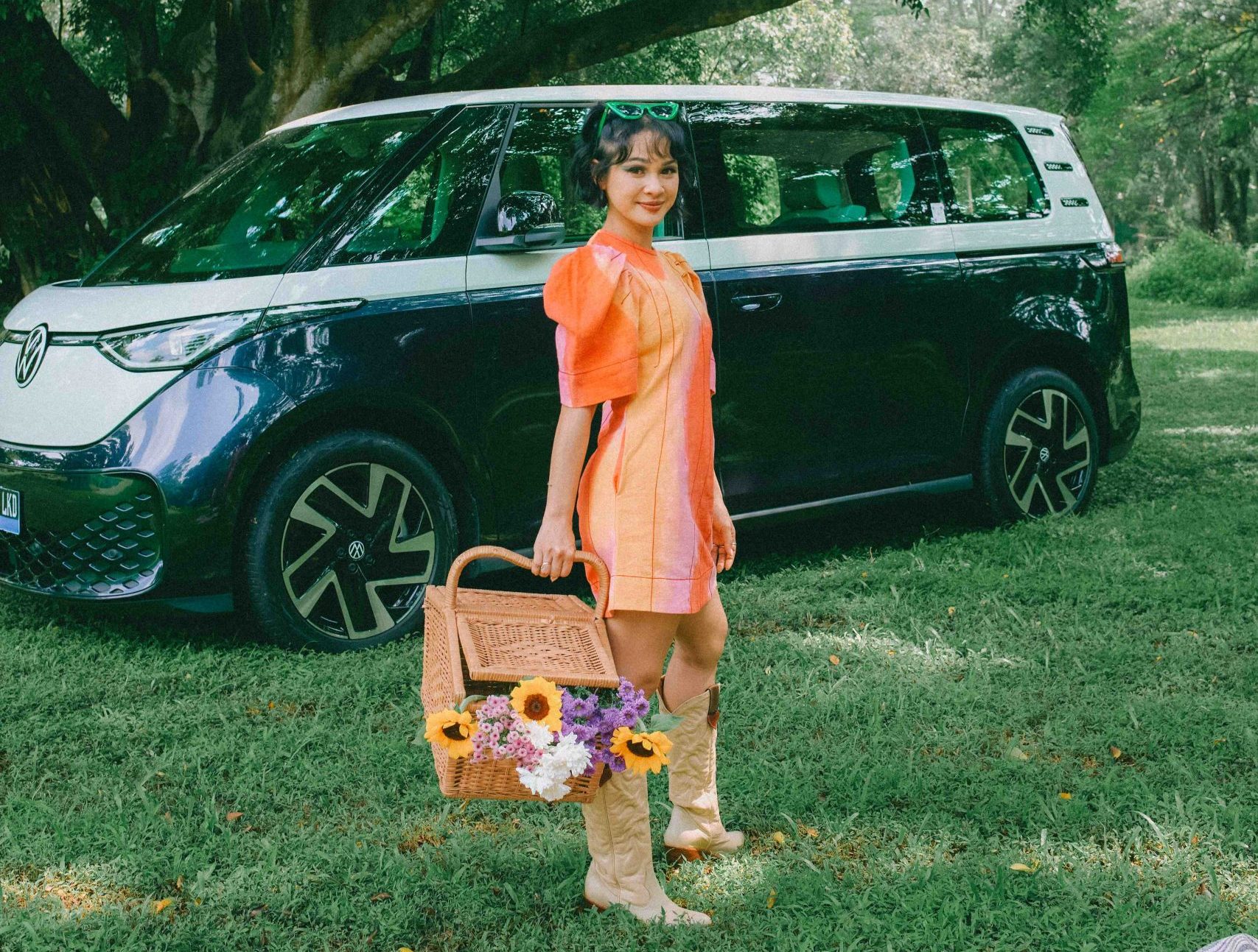 Teks foto: Andien bersama ID. BUZZ, menyanyikan lagu Bahagia di Ujung Jalan (New Buzz In Life). (Dok. Volkswagen Indonesia)