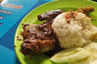 Teks foto: Nasi Bebek Madura Sakera, Buaran, Jakarta Timur. (Dok. Aksi Pembaruan)