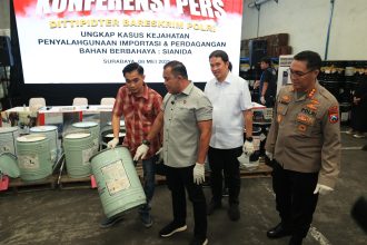 Teks Foto: Bareskrim Polri berhasil mengungkap praktik perdagangan ilegal bahan kimia berbahaya berupa sodium cyanide atau sianida di dua wilayah di Jawa Timur. (Dok. Divhumas Polri)
