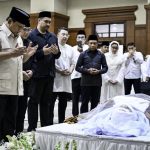 Teks foto: Presiden RI Prabowo Subianto melayat mendiang Tokoh Pencak Silat Dunia sekaligus mantan Wagub Jakarta Mayjen TNI Purn Eddie Marzuki Nalapraya di padepokan Pencak Silat TMII, Jakarta Timur. (Setkab.go.id)