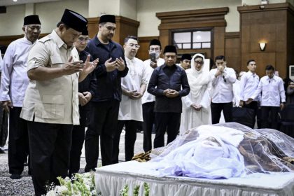 Teks foto: Presiden RI Prabowo Subianto melayat mendiang Tokoh Pencak Silat Dunia sekaligus mantan Wagub Jakarta Mayjen TNI Purn Eddie Marzuki Nalapraya di padepokan Pencak Silat TMII, Jakarta Timur. (Setkab.go.id)