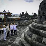 Teks foto: Presiden Prancis Emannuel Macron bersama Presiden RI Prabowo Subianto melakukan kunjungan ke Candi Borobudur, Jawa Tengah. (dok. BPMI Setpres)