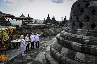 Teks foto: Presiden Prancis Emannuel Macron bersama Presiden RI Prabowo Subianto melakukan kunjungan ke Candi Borobudur, Jawa Tengah. (dok. BPMI Setpres)