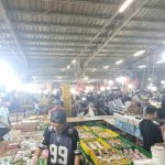 Teks Foto: Suasana jajanan kue subuh Pasar Senen di Gedung Senen Jaya, Jakarta Pusat, Minggu (4/5/2025) malam. (Dok. Aksipembaruan.com)