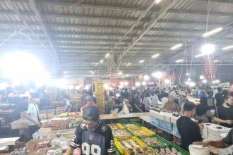Teks Foto: Suasana jajanan kue subuh Pasar Senen di Gedung Senen Jaya, Jakarta Pusat, Minggu (4/5/2025) malam. (Dok. Aksipembaruan.com)