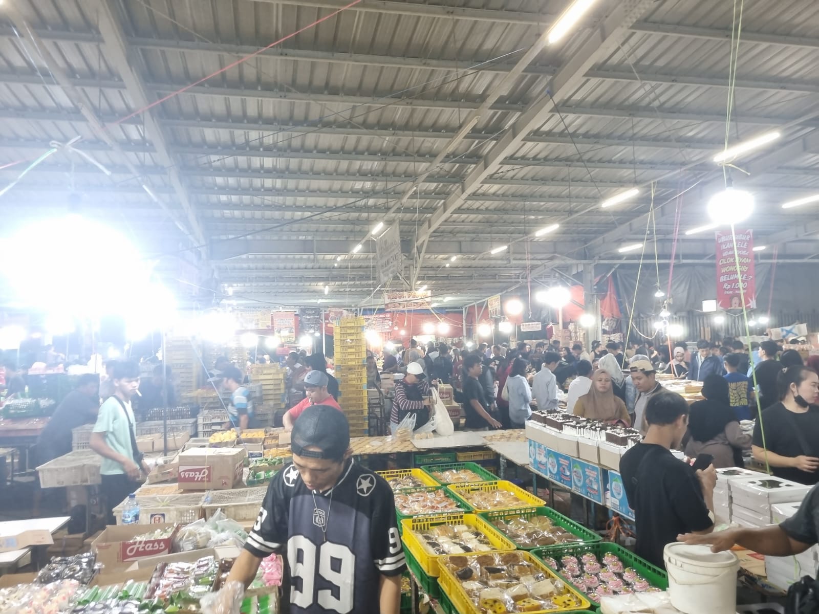 Teks Foto: Suasana jajanan kue subuh Pasar Senen di Gedung Senen Jaya, Jakarta Pusat, Minggu (4/5/2025) malam. (Dok. Aksipembaruan.com)