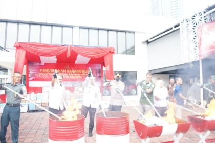 Teks foto: Kejaksaan Negeri Jakarta Barat bersama unsur Forkominko Jakarta Barat, memusnahkan barang bukti tindak pidana umum di halaman Kantor Kejaksaan Negeri Jakarta Barat. (Dok. Kejari Jakarta Barat)