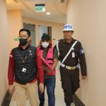 Teks foto: Penyidik Jampidsus Kejaksaan Agung menahan seorang tersangka dugaan perintangan hukum kasus korupsi Ketua Tim Cyber Army MAM usai menjalani pemeriksaan di Gedung Bundar Jampidsus Kejagung. (Dok. Puspenkum Kejagung)