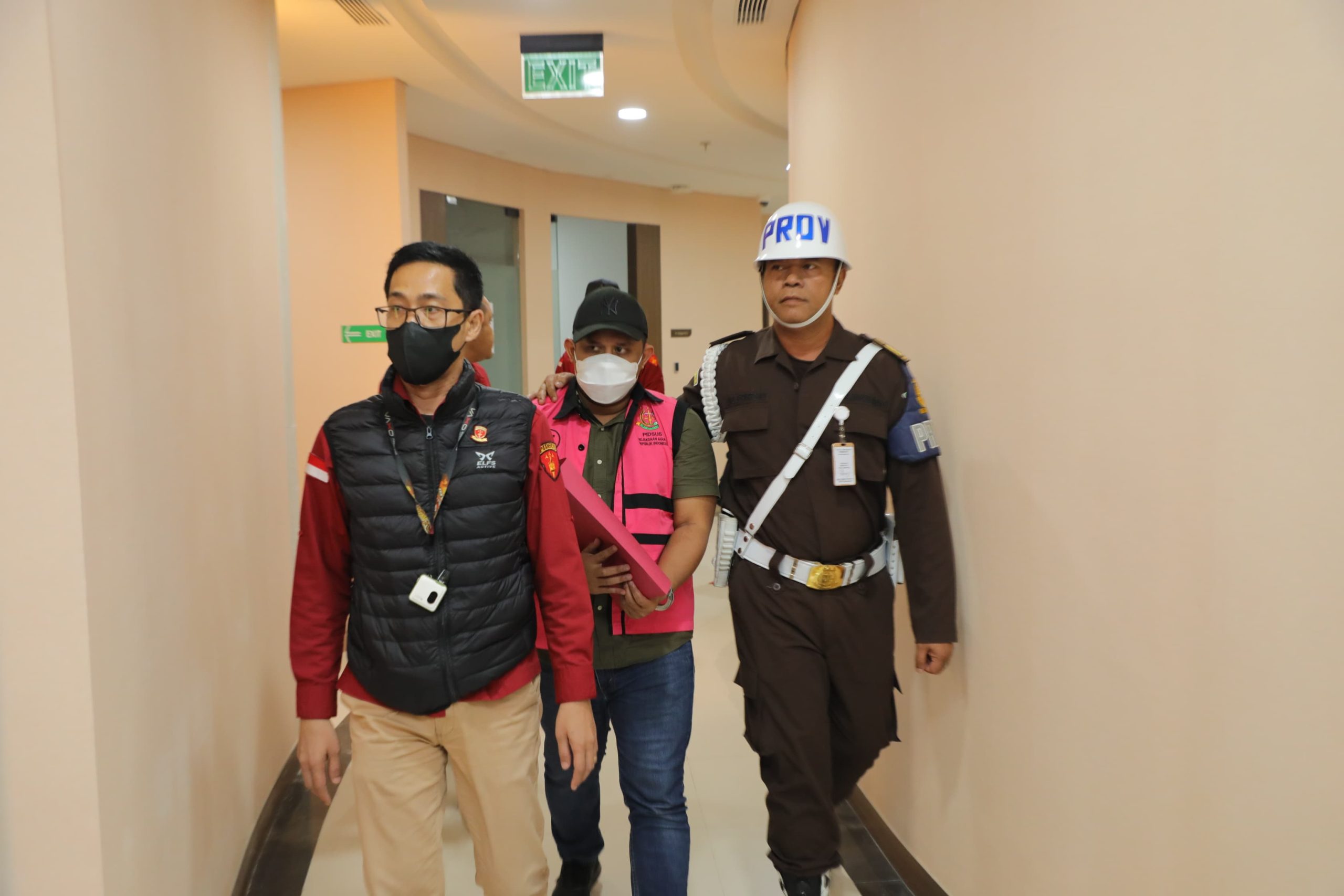 Teks foto: Penyidik Jampidsus Kejaksaan Agung menahan seorang tersangka dugaan perintangan hukum kasus korupsi Ketua Tim Cyber Army MAM usai menjalani pemeriksaan di Gedung Bundar Jampidsus Kejagung. (Dok. Puspenkum Kejagung)