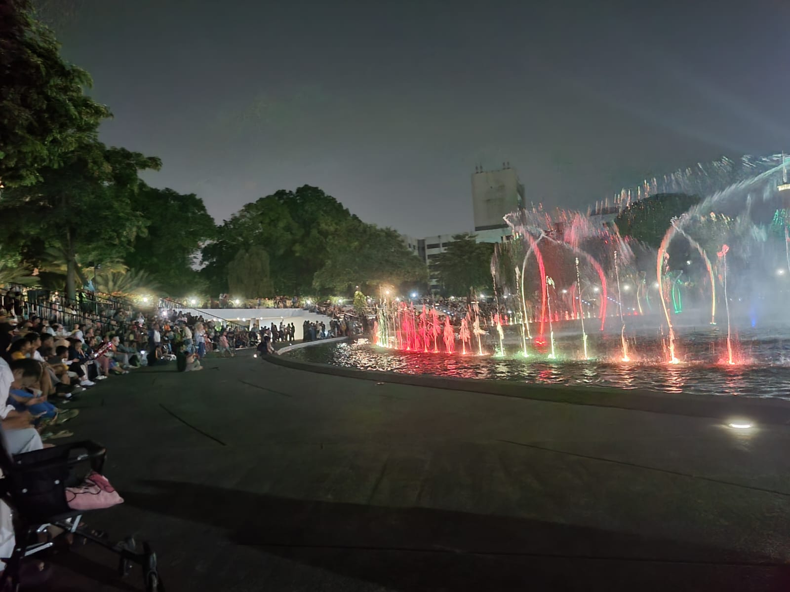 Teks Foto: Suasana kawasan Taman Lapangan Banteng, Jakarta Pusat yang menjadi ruang ikon publik modern diminati warga. (Dok. Aksipembaruan.com)