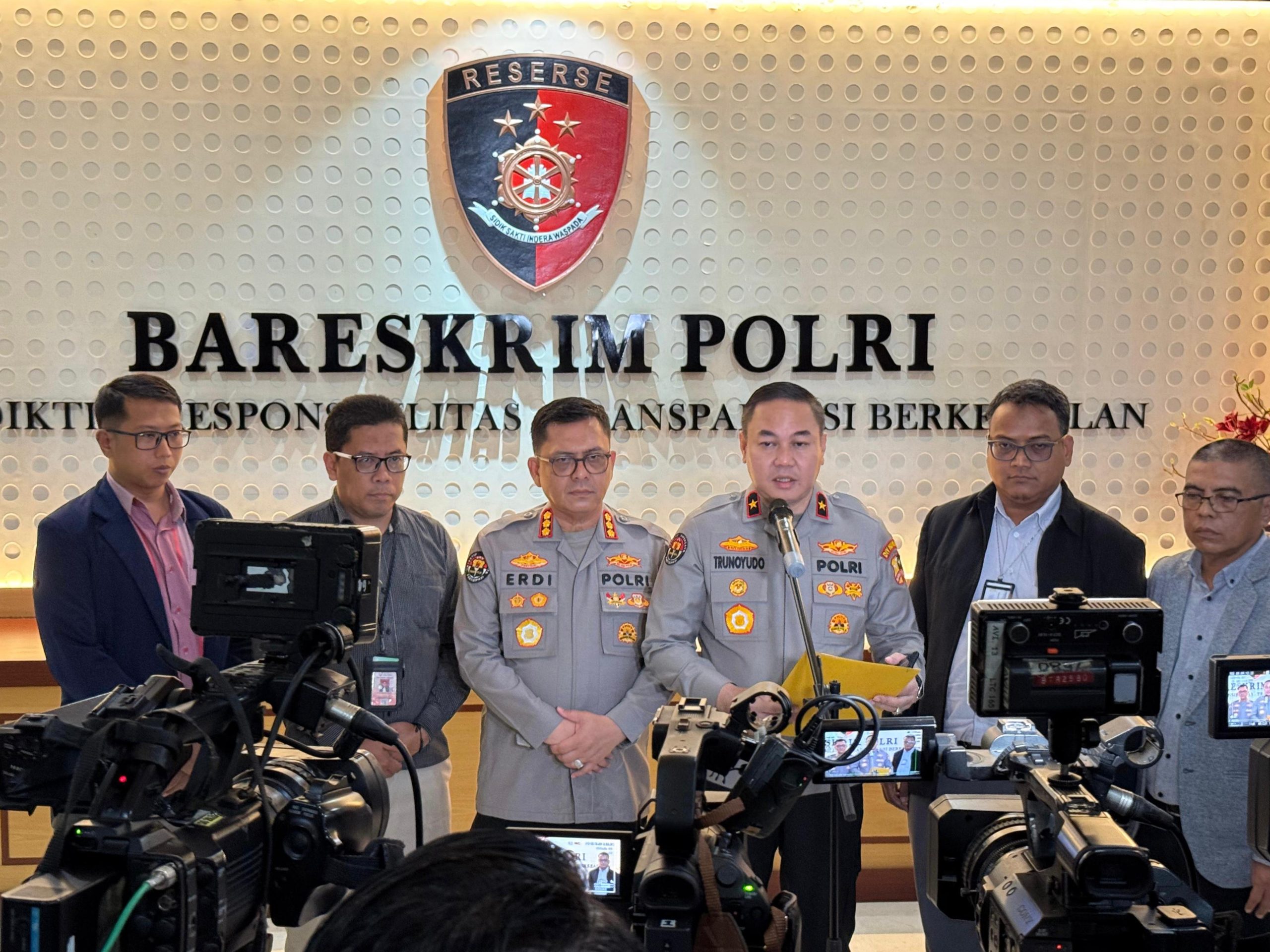 Teks Foto: Karopenmas Divhumas Polri Brigjen Trunoyudo Wisnu Andika saat berikan keterangan pers di Bareskrim Polri. (Dok. Divhumas Polri)