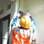 Teks foto: Petugas PLN sedang memperbaiki meteran listrik. Pemerintah bakal memberikan diskon tarif listrik pada 5 Juni 2025. (Dok. PLN)