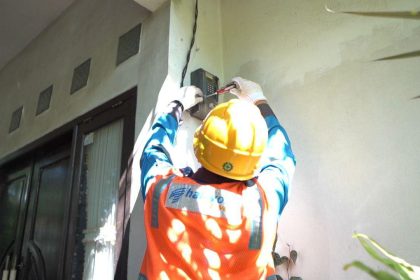 Teks foto: Petugas PLN sedang memperbaiki meteran listrik. Pemerintah bakal memberikan diskon tarif listrik pada 5 Juni 2025. (Dok. PLN)