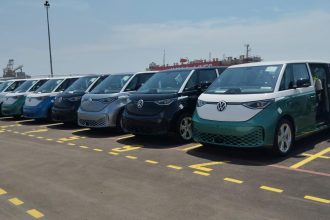 Teks Foto: Mobil Listrik Volkswagen ID. Buzz sudah mengaspal di Indonesia siap dikirim ke konsumen. (Dok. Volkswagen Indonesia)