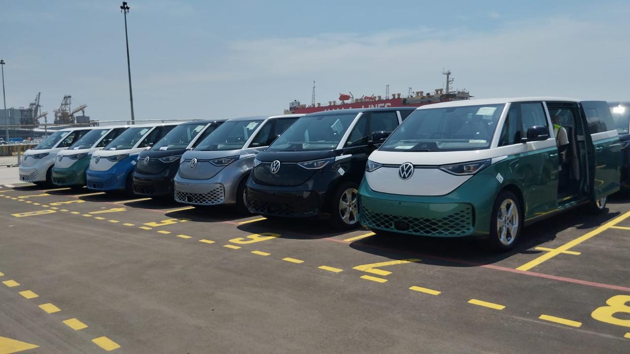 Teks Foto: Mobil Listrik Volkswagen ID. Buzz sudah mengaspal di Indonesia siap dikirim ke konsumen. (Dok. Volkswagen Indonesia)