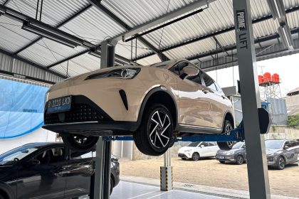 Teks foto: Salah satu produk mobil listri Neta sedang melakukan service di dealer Neta. (Dok. Neta Auto Indonesia)