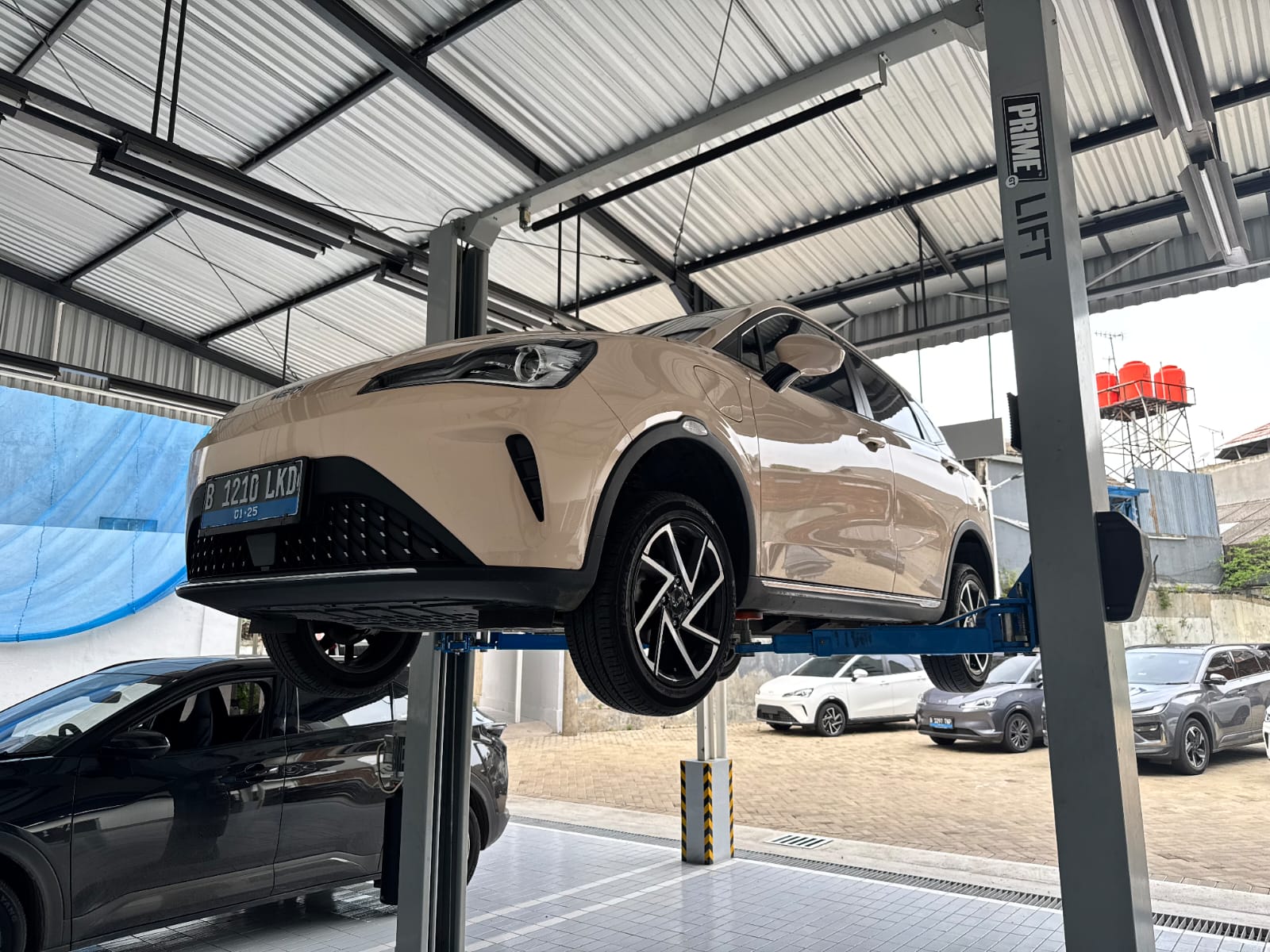 Teks foto: Salah satu produk mobil listri Neta sedang melakukan service di dealer Neta. (Dok. Neta Auto Indonesia)