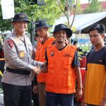 Teks Foto: Kapolda Kalimantan Tengah (Kalteng) Irjen Pol Iwan Kurniawan menerima bantuan ala pemadam Kebakaran Hutan dan Lahan (Karhutla). (Dok. Divhumas Polri)