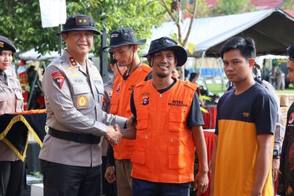 Teks Foto: Kapolda Kalimantan Tengah (Kalteng) Irjen Pol Iwan Kurniawan menerima bantuan ala pemadam Kebakaran Hutan dan Lahan (Karhutla). (Dok. Divhumas Polri)