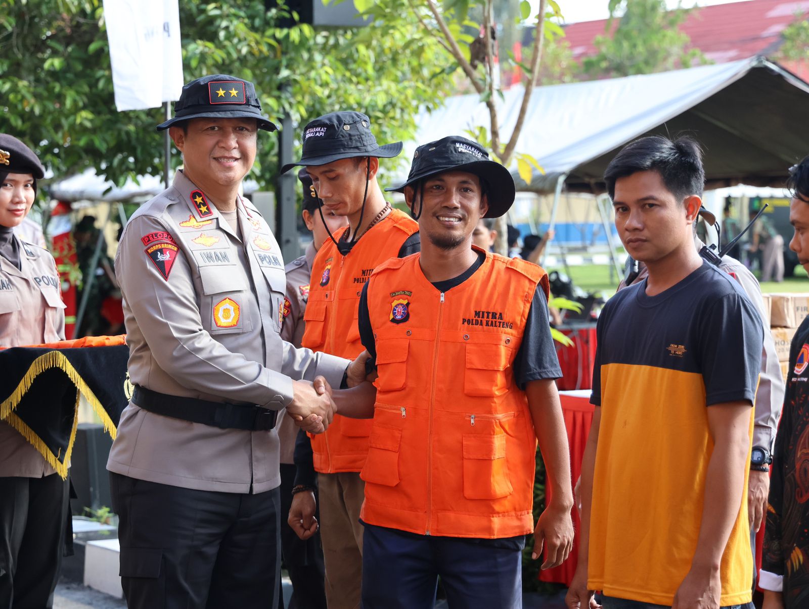 Teks Foto: Kapolda Kalimantan Tengah (Kalteng) Irjen Pol Iwan Kurniawan menerima bantuan ala pemadam Kebakaran Hutan dan Lahan (Karhutla). (Dok. Divhumas Polri)