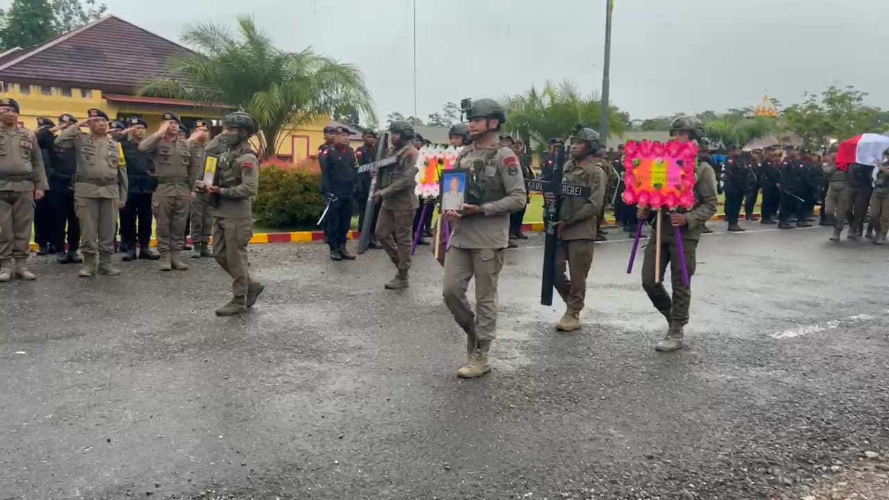 Teks foto: Dua anggota Polisi yang gugur adalah Briptu (Anumerta) Dedi Tambunan dan Bharatu (Anumerta) Kain Rerei ditembak Kelompok Kriminal Bersenjata (KKB) di Puncak, Papua. (Dok. Divhumas Polri)