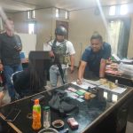 Teks Foto: Petugas Satgas Operasi Damai Cartenz 2025 memeriksa Oknum Polisi dan warga sipil terfailiasi KKB menjual amunisi ilegal di Polda Papua. (Dok. Divhumas Polri)