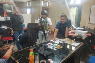 Teks Foto: Petugas Satgas Operasi Damai Cartenz 2025 memeriksa Oknum Polisi dan warga sipil terfailiasi KKB menjual amunisi ilegal di Polda Papua. (Dok. Divhumas Polri)