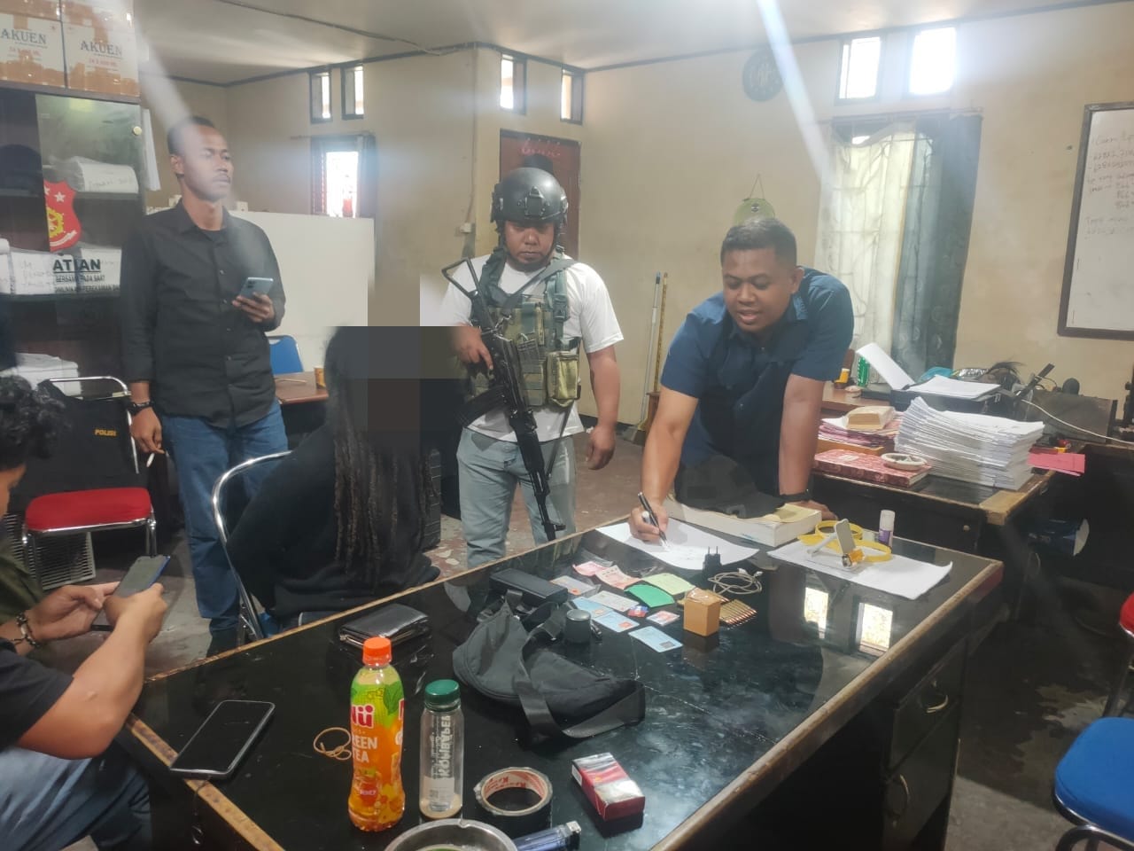 Teks Foto: Petugas Satgas Operasi Damai Cartenz 2025 memeriksa Oknum Polisi dan warga sipil terfailiasi KKB menjual amunisi ilegal di Polda Papua. (Dok. Divhumas Polri)