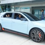Teks foto: Institut Teknologi Bandung (ITB) merasakan pengalaman berkendara di dalam Hyundai Ioniq 5 N produksi HMMI. (Dok. Hyundai Indonesia)