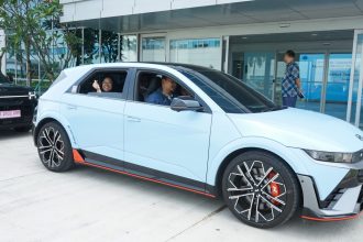Teks foto: Institut Teknologi Bandung (ITB) merasakan pengalaman berkendara di dalam Hyundai Ioniq 5 N produksi HMMI. (Dok. Hyundai Indonesia)