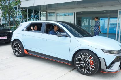 Teks foto: Institut Teknologi Bandung (ITB) merasakan pengalaman berkendara di dalam Hyundai Ioniq 5 N produksi HMMI. (Dok. Hyundai Indonesia)