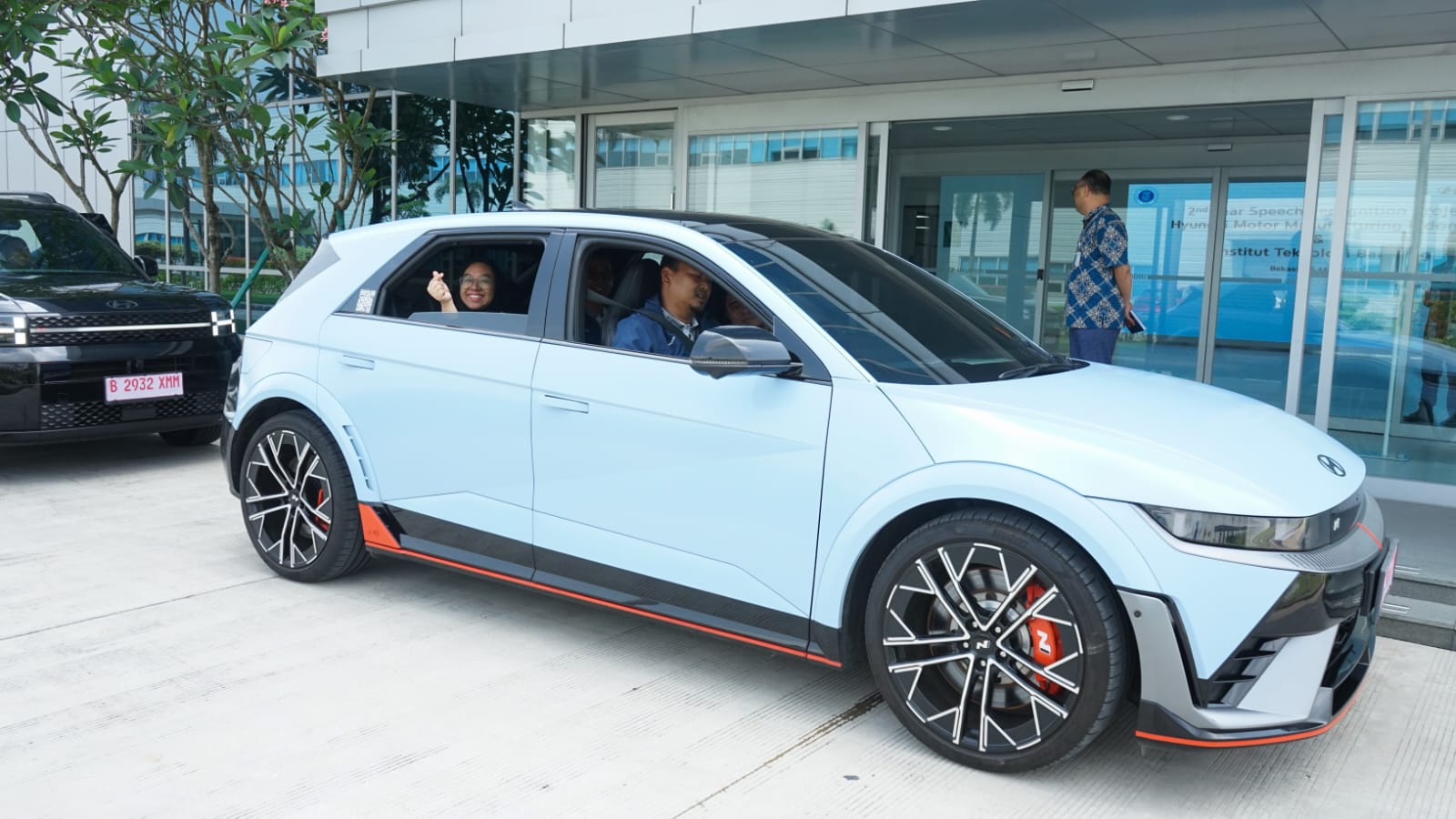 Teks foto: Institut Teknologi Bandung (ITB) merasakan pengalaman berkendara di dalam Hyundai Ioniq 5 N produksi HMMI. (Dok. Hyundai Indonesia)