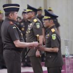 Teks foto: Jaksa Agung RI ST Burhanuddin melantik Sesjambin Kejaksaan Agung (Kejagung) Ponco Hartanto dan Kajati Jawa Tengah Hendro Dewanto. (Dok. Puspenkum Kejagung)