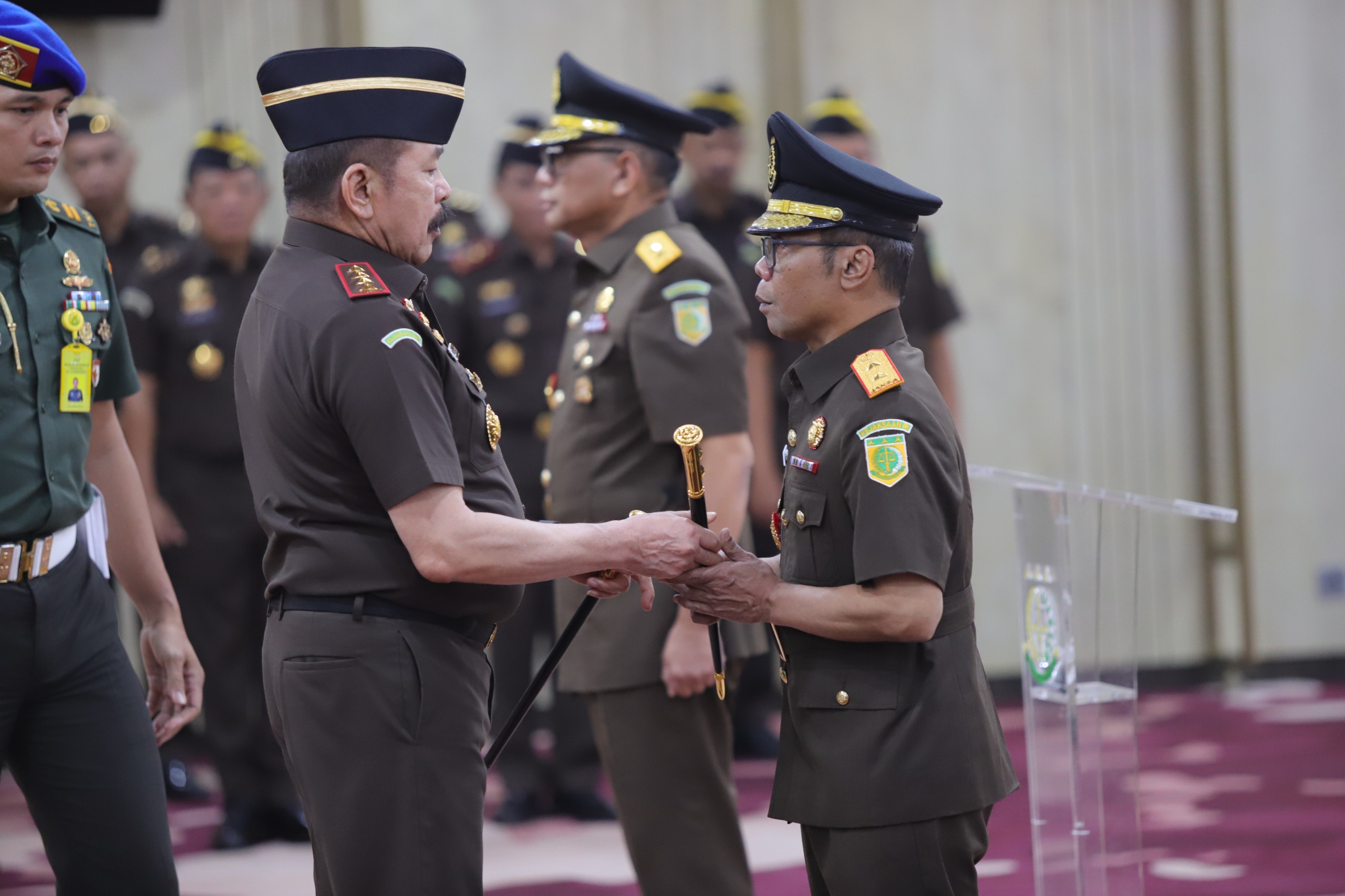 Teks foto: Jaksa Agung RI ST Burhanuddin melantik Sesjambin Kejaksaan Agung (Kejagung) Ponco Hartanto dan Kajati Jawa Tengah Hendro Dewanto. (Dok. Puspenkum Kejagung)