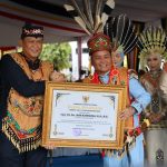 Teks Foto: Gubernur Kalteng H. Agustiar Sabran menyerahkan langsung penghargaan kepada Kapolda Kalteng, Irjen Pol Iwan Kurniawan, atas keberhasilan jajarannya dalam mengungkap kasus narkoba di wilayah Lamandau. (Dok. Divhumas Polri)