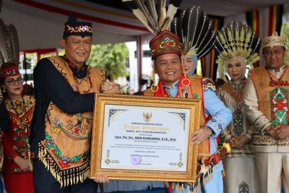 Teks Foto: Gubernur Kalteng H. Agustiar Sabran menyerahkan langsung penghargaan kepada Kapolda Kalteng, Irjen Pol Iwan Kurniawan, atas keberhasilan jajarannya dalam mengungkap kasus narkoba di wilayah Lamandau. (Dok. Divhumas Polri)