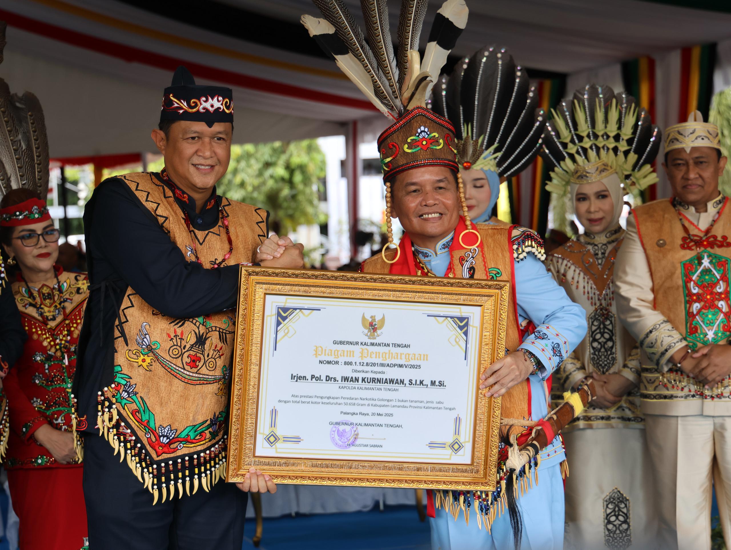 Teks Foto: Gubernur Kalteng H. Agustiar Sabran menyerahkan langsung penghargaan kepada Kapolda Kalteng, Irjen Pol Iwan Kurniawan, atas keberhasilan jajarannya dalam mengungkap kasus narkoba di wilayah Lamandau. (Dok. Divhumas Polri)