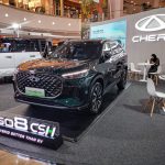 Teks Foto: Mobil Chery Tiggo 8 CSH Sapa Pengunjung Mall MKG dalam kegiatan Chery Mall Exhibition, Jakarta Utara. (Dok. Chery Sales Indonesia)